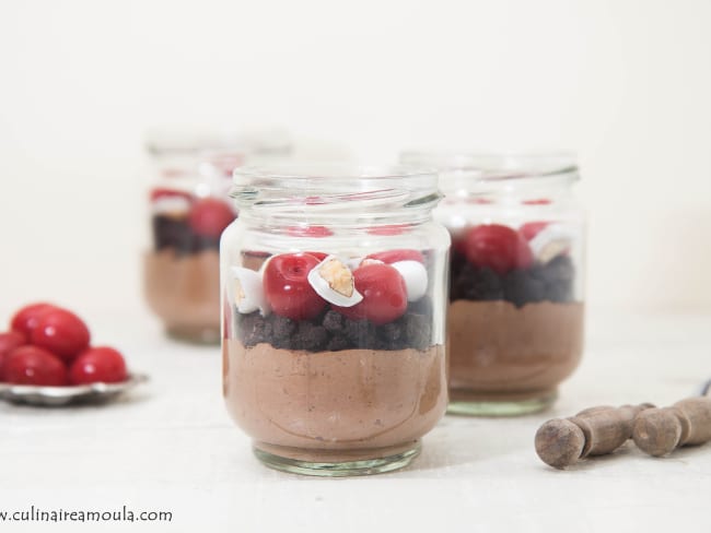 Verrines kosmik chocolat, dragées et cerises