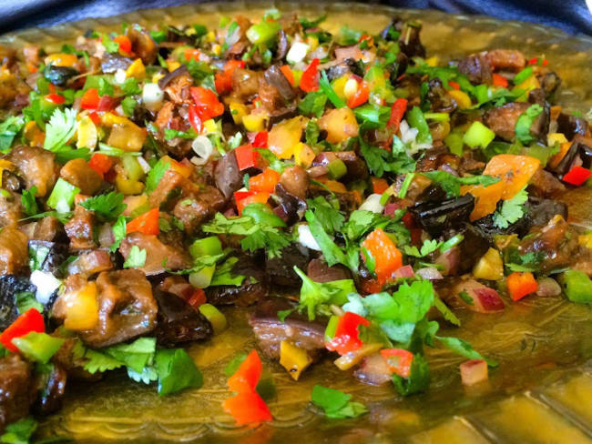 Salade Israelienne d’Aubergine grillées aux Légumes Croquants