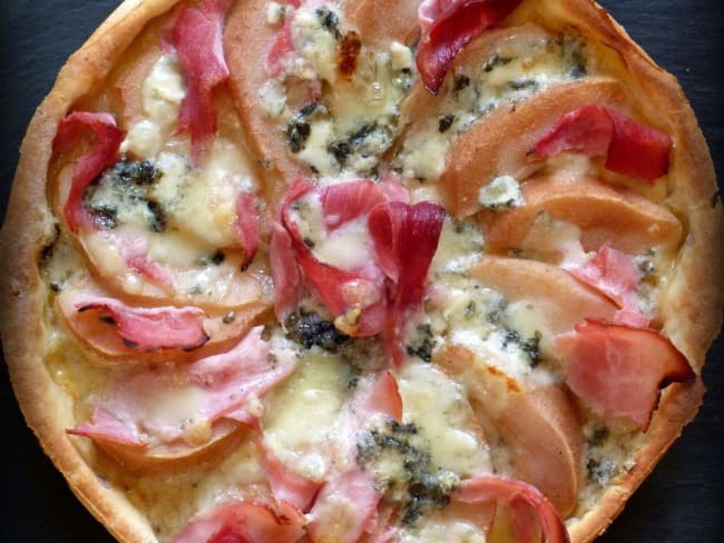 Tarte sucrée salée toute simple au roquefort, jambon et poire