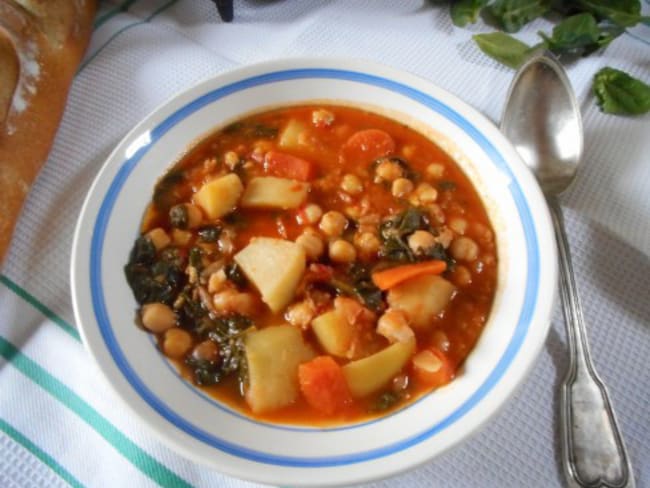 Soupe épicée aux légumes d’hiver et à la tomate