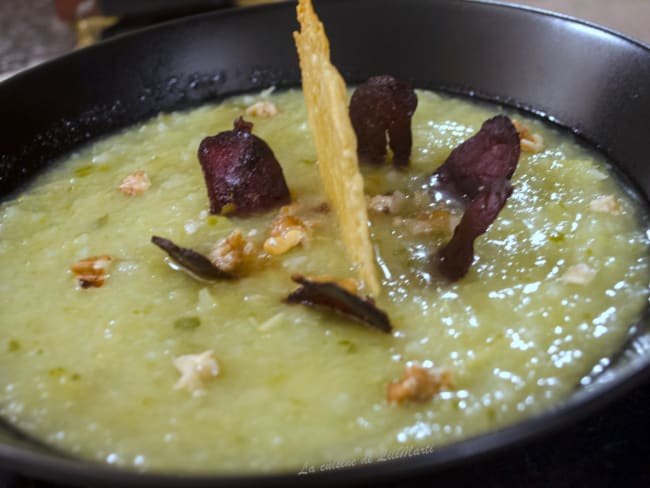 Soupe d'épluchures de chou-fleur et brocolis, magrets de canard séchés, noix et tuiles d'ossau-iraty