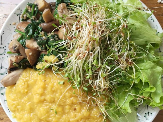 Poêlée de champignons épinards, lentilles corail, crudités