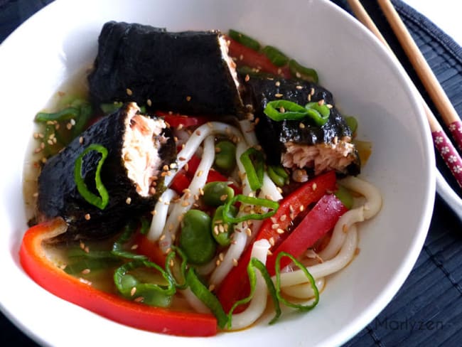 Soupe de nouilles udon et saumon vapeur en feuille de nori