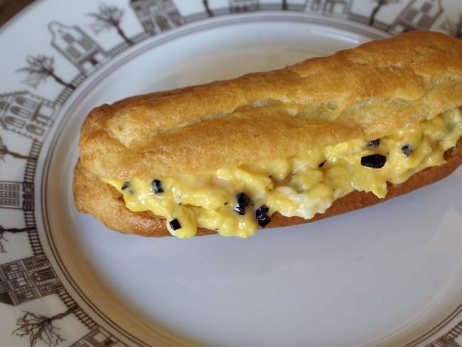 Faire des oeufs brouillés à la truffe noire et les servir en choux ou éclairs