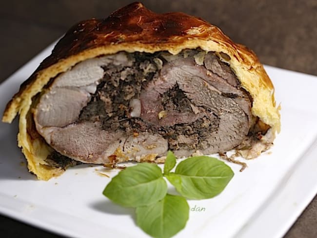 Gigot d'agneau en croûte farci aux olives et basilic