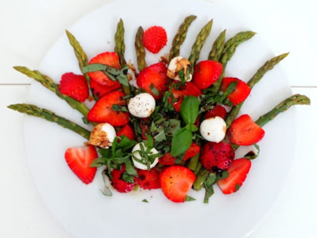 Salade d'asperges, fraises, mozzarella et basilic