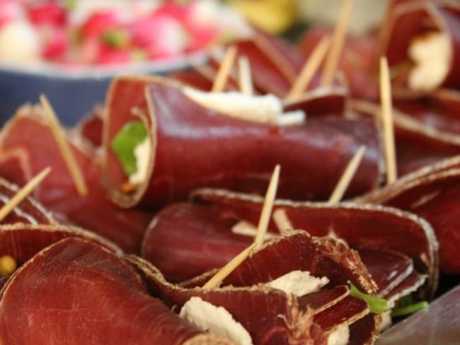 Roulés de viande des Grisons, fromage frais, roquette et pignons de pin