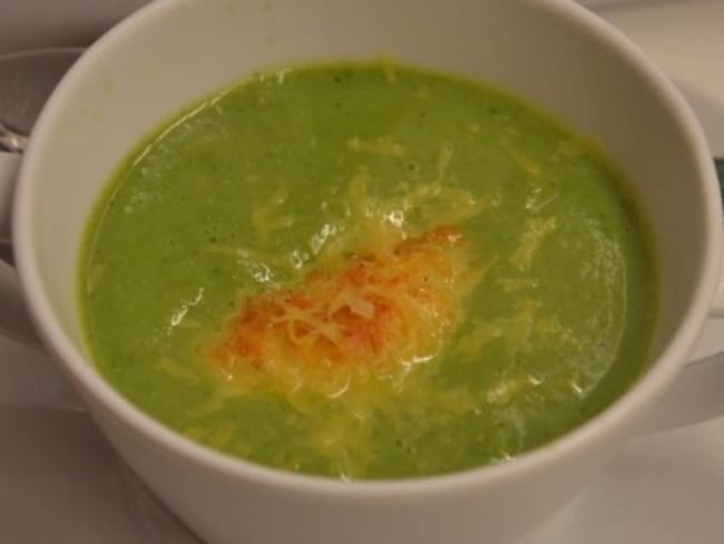 Velouté de brocoli, céleri branche et quenelles à la Mimolette