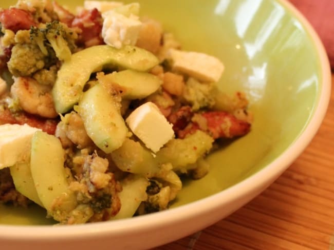 Salade tiède aux lardons, brocolis et concombres