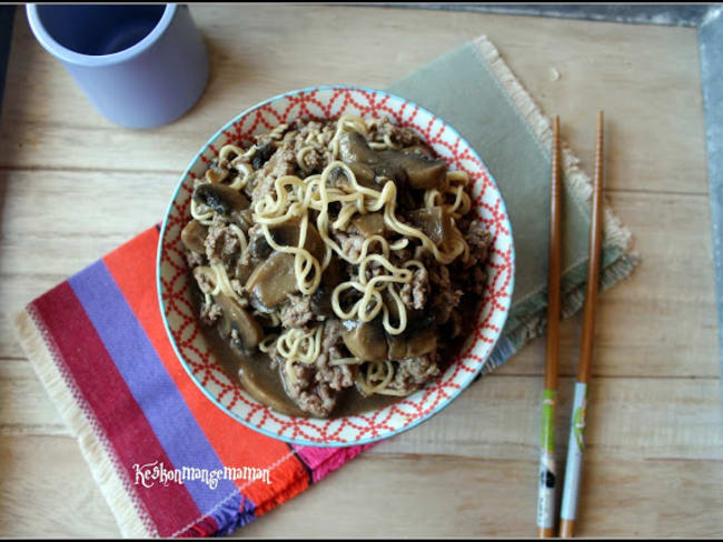 Nouilles de blé chinoises aux champignons et au boeuf façon ramen express