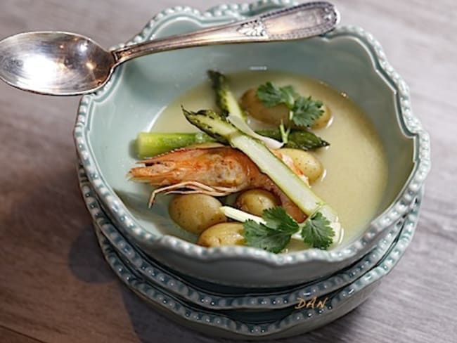 Bouillon de pommes de terre gambas et asperges vertes