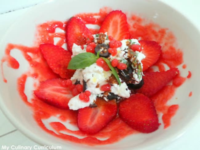 Salade de fraises, chèvre frais au basilic et olives noires et billes de fraises