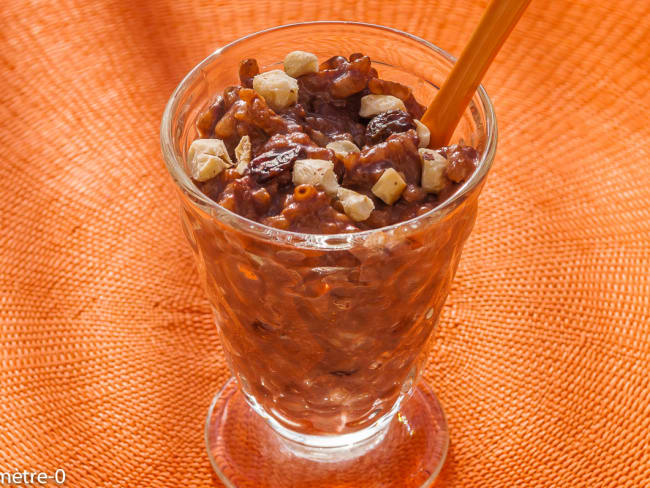 Riz au lait au chocolat, raisins et noisettes grillées