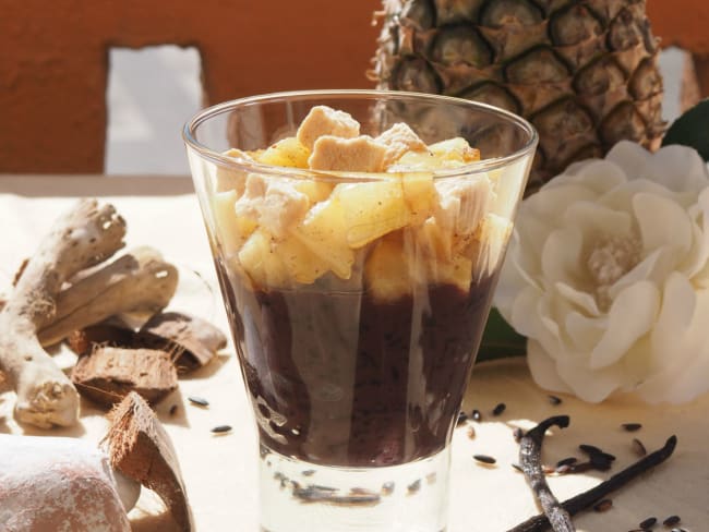 Riz noir gluant au lait de coco et ananas rôti