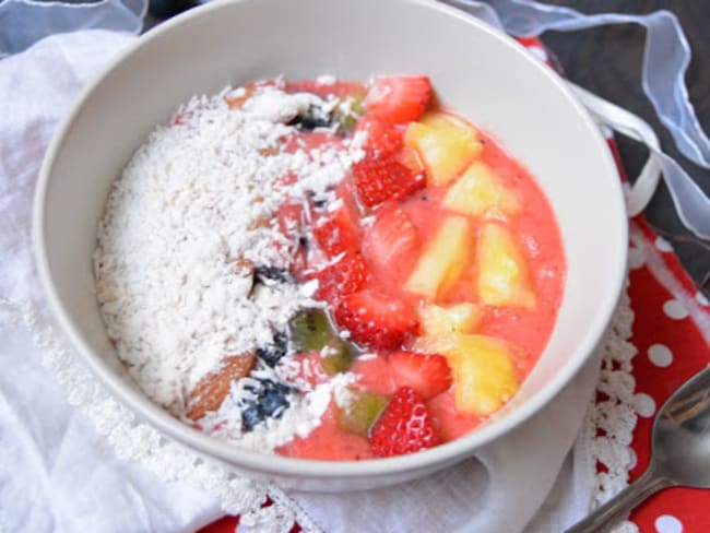 Smoothie bowl à la fraise, kiwi et ananas au gingembre