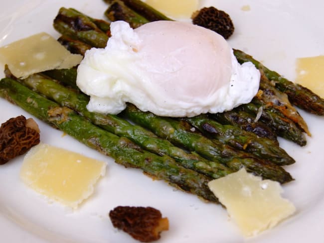 Asperges gratinées au parmesan, morilles et œuf poché à la plancha