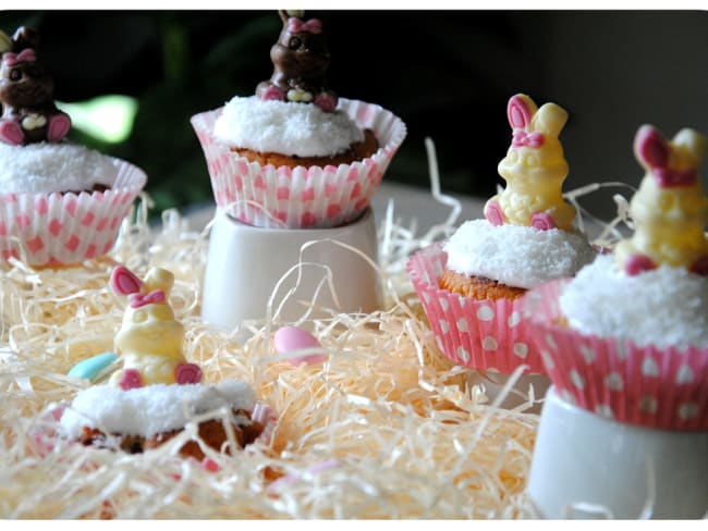 Cupcakes chocolat blanc, noix de coco et fraises de Pâques