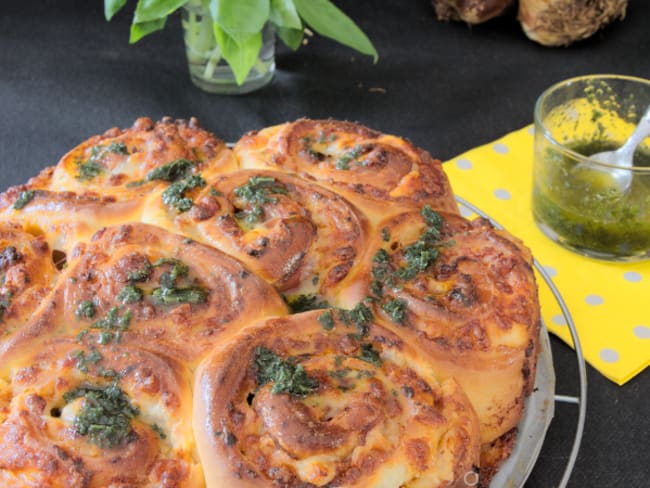 La brioche roulée au pesto rosso et son huile d'olive au basilic