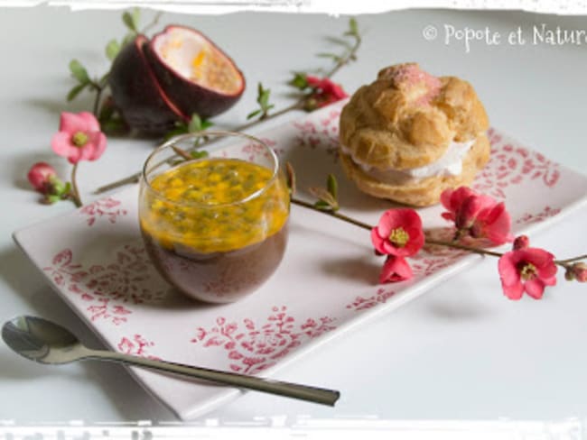 Café gourmand : mousse au chocolat et fruits de la passion accompagnée d'un chou framboise