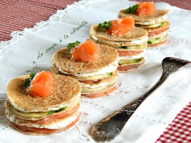 Mini gâteaux de crêpes de farine sarrasin au saumon fumé