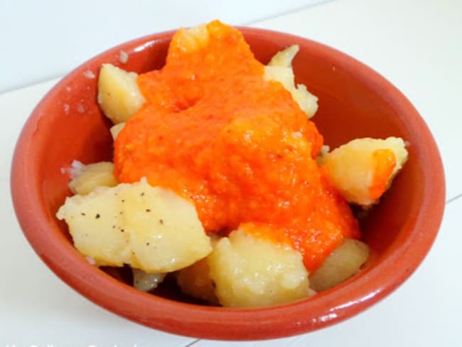 Tapas : Patatas bravas ou pommes de terre à la sauce épicée aux poivrons