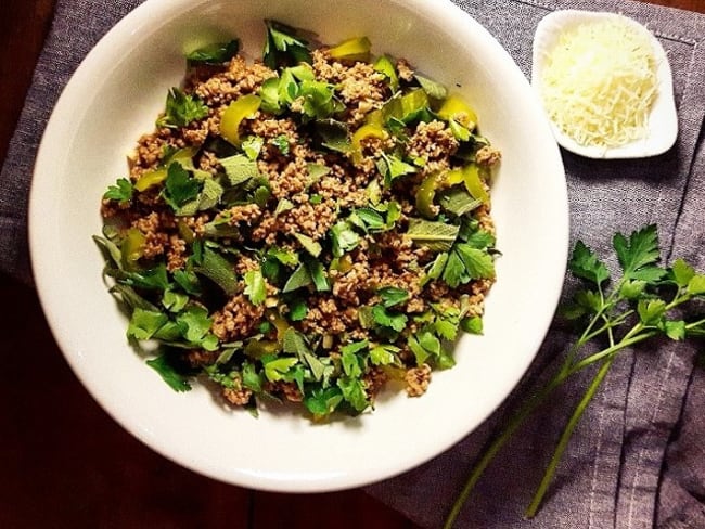 Salade de boeuf haché aux herbes fraîches