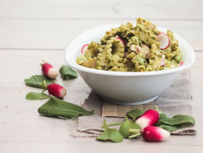 Salade de pâtes printanière au concombre, radis et pesto de fanes