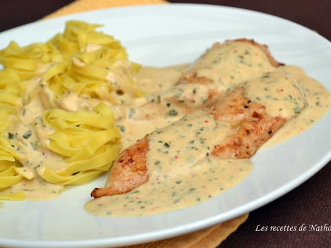 Escalopes de poulet, sauce crémeuse citronnée à l'estragon, persil et ciboulette