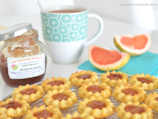 Mini gâteaux fondants au pamplemousse fourrés à la confiture de brugnon-verveine