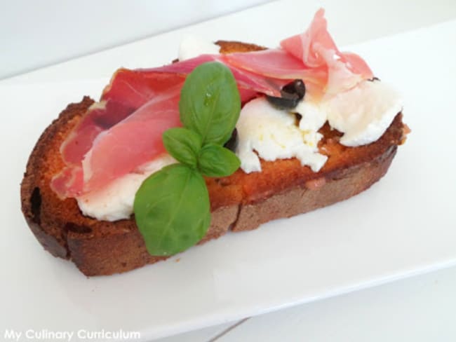 Tapas de pain grillé à l'ail, tomate et jambon espagnol