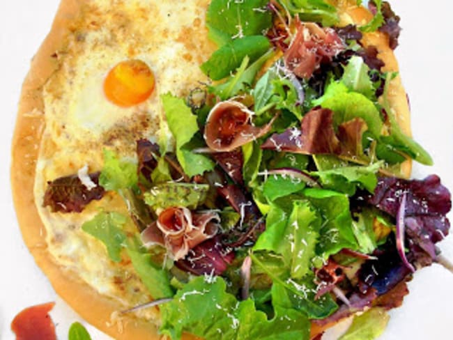 Pizza Blanche Parme, Œuf et Mesclun