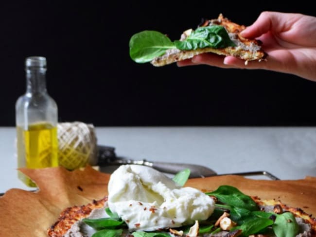 Pizza noglu de chou-fleur, crème de champignons à la truffe, Burrata crémeuse