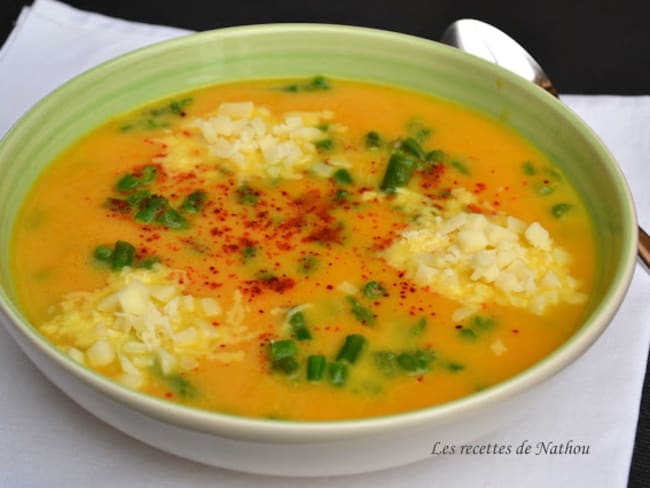 Soupe aux carottes épicée au curcuma, asperges vertes et provolone