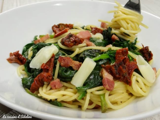 Spaghetti aux épinards, ail et lardons