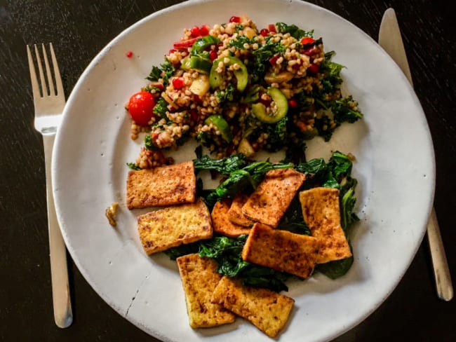 Tofu grillé et feuilles de moutarde