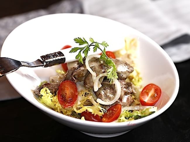 Salade tiède de pissenlit aux foies de volailles à la moutarde et au cerfeuil