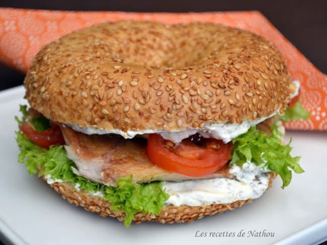 Bagel au maquereau fumé et sauce à la moutarde