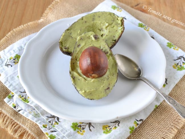 Glace avocat-coco aux éclats de chocolat cru