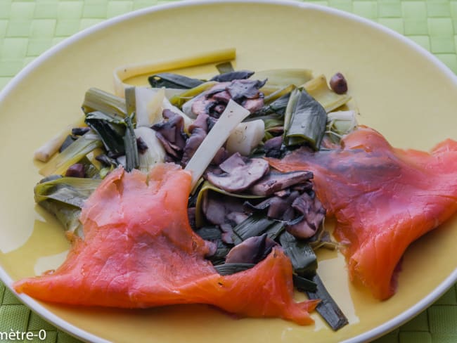 Salade de poireaux aux champignons et à la truite fumée