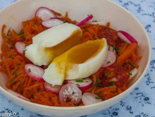 Salade de carottes rapées au chorizo et oeuf mollet