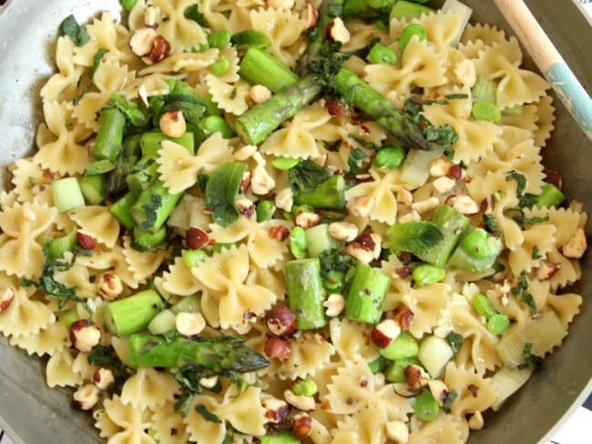 Farfalle aux asperges, fèves et noisettes