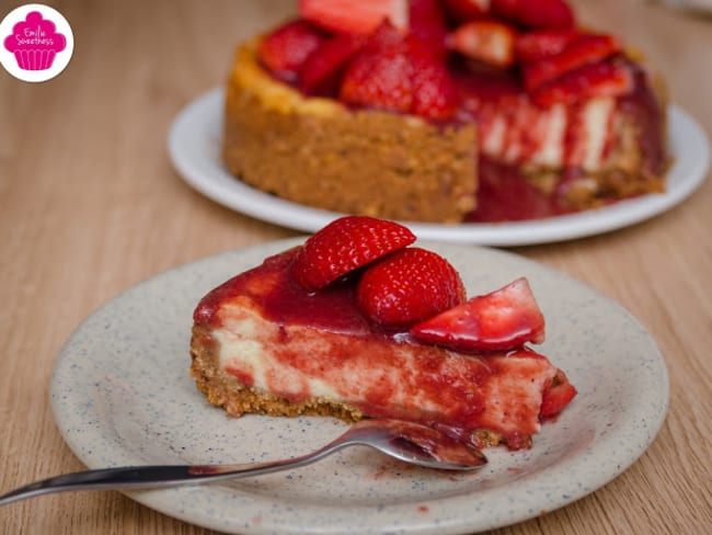 Cheesecake cuit aux fraises avec son coulis de fraises