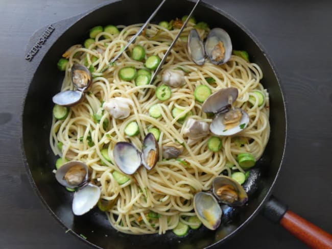 Spaghetti aux fruits de mer et premières courgettes : une variante de "spaghetti alle vongole"
