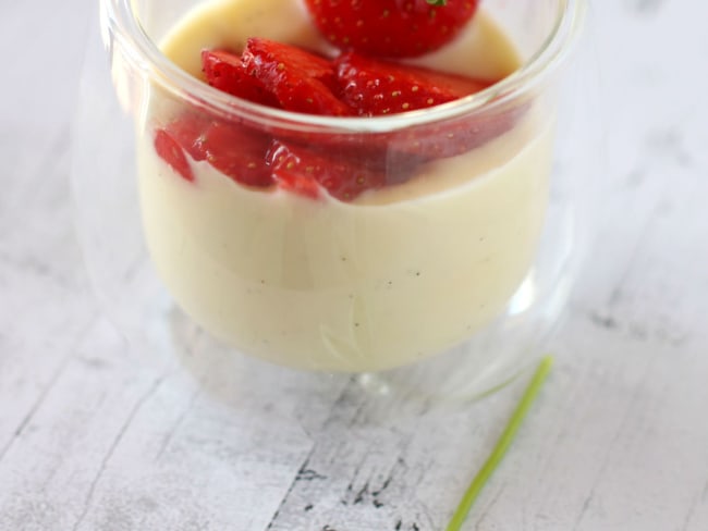 Verrines de crème à la vanille et fraises