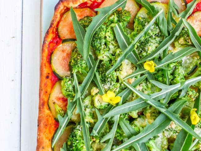 Pizza roquette, brocolis et courgettes