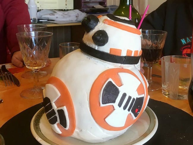 Cake design BB8 Star Wars (La Guerre des Etoiles) : un gâteau citron et framboises