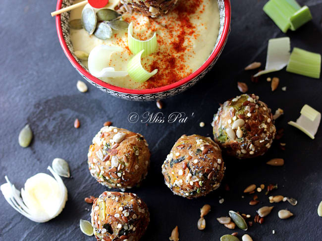 Boulettes au tempeh, houmous d'haricots blancs au poireau