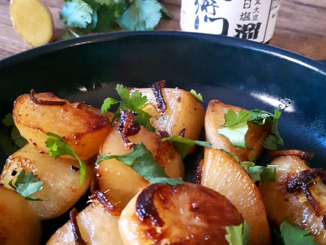 Navets caramélisés à la sauce soja, gingembre et coriandre