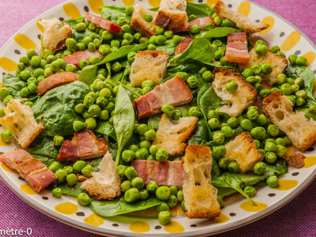 Salade d'épinards aux petits pois et au lard fumé