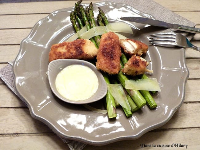 Poulet parmesan, asperges vertes et sauce Hollandaise